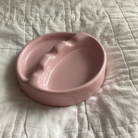 LIGHT PINK CERAMIC MID CENTURY MODERN LOOK ASHTRAY - Picture 1 of 7